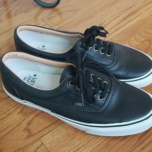 Like New! Van's California Collection